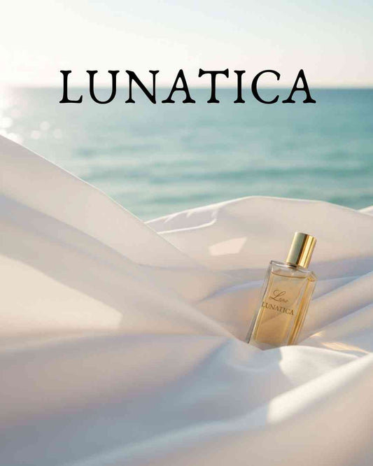 LUNATICA profumo elegante con bottiglia dorata, sfondo mare e tessuto bianco, fragranza femminile di lusso