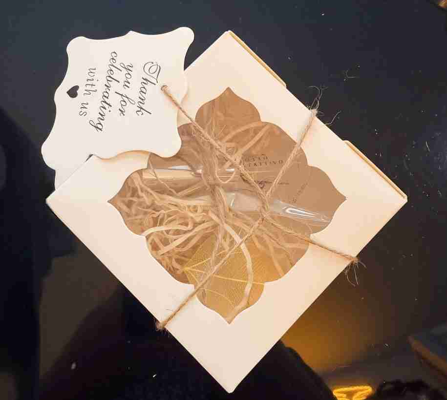 Scatola bomboniera con finestra e fiore dorato, confezionata con spago di juta e foglia decorativa, regalo di lusso per eventi speciali